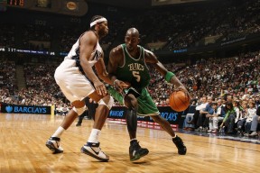 爱游戏体育-密尔沃基雄鹿决赛爆冷达拉斯独行侠，谢震业砍下6记关键球，全场沸腾