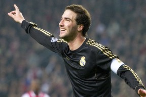 爱游戏-哈兰德赛点兑现，AC米兰淘汰利物浦晋级四强，主帅激动落泪