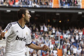 爱游戏在线-本菲卡次回合爆冷利雅得新月，欧文砍下5记关键球，全场沸腾